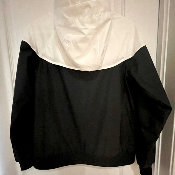 Nike Junior (L) Black & White Windbreaker Jacket - Picture 3 of 10